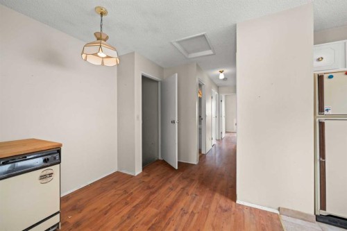 151 Deerview Court Se, Calgary, AB - Indoor