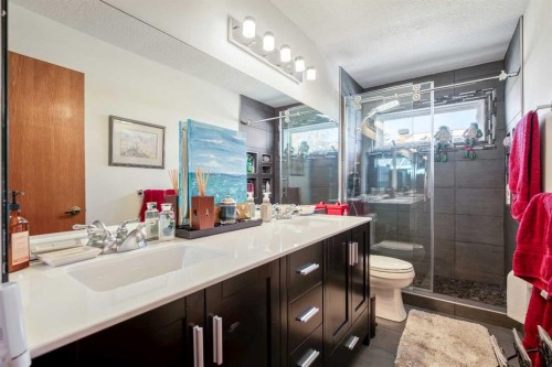 135 Canter Place Sw, Calgary, AB - Indoor Photo Showing Bathroom
