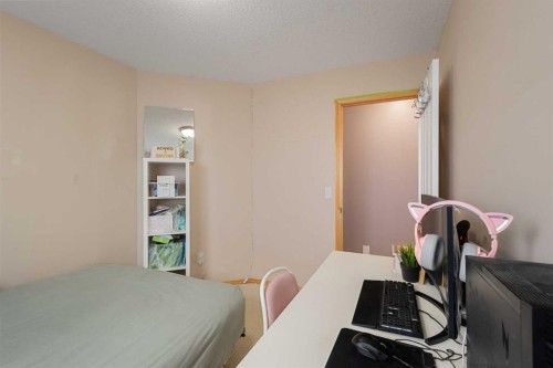 146 Panamount Villas Nw, Calgary, AB - Indoor Photo Showing Bedroom
