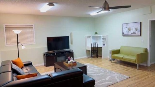 146 Panamount Villas Nw, Calgary, AB - Indoor Photo Showing Living Room