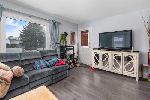 8015 25 Street Se, Calgary, AB - Indoor Photo Showing Living Room