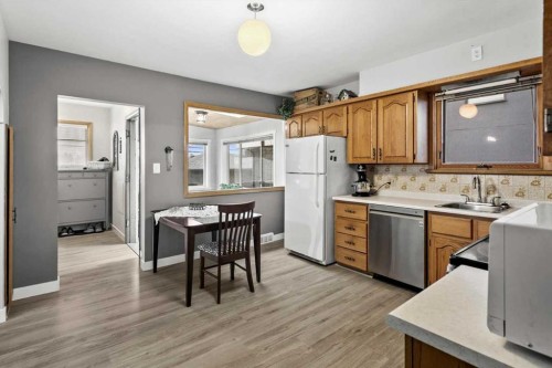 955 15 Avenue Ne, Calgary, AB - Indoor Photo Showing Kitchen