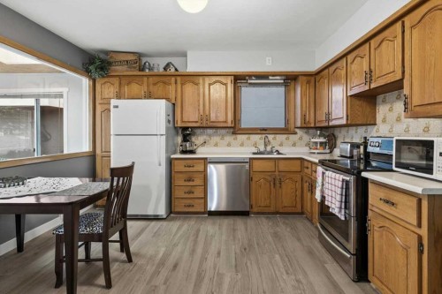 955 15 Avenue Ne, Calgary, AB - Indoor Photo Showing Kitchen