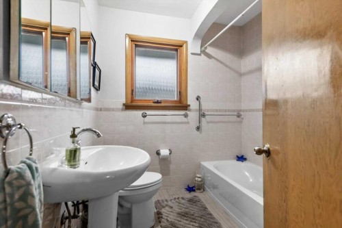 955 15 Avenue Ne, Calgary, AB - Indoor Photo Showing Bathroom