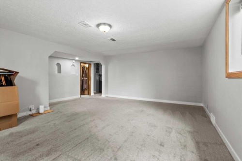 955 15 Avenue Ne, Calgary, AB - Indoor Photo Showing Other Room