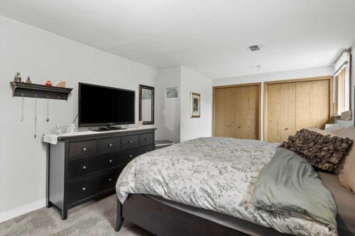 955 15 Avenue Ne, Calgary, AB - Indoor Photo Showing Bedroom