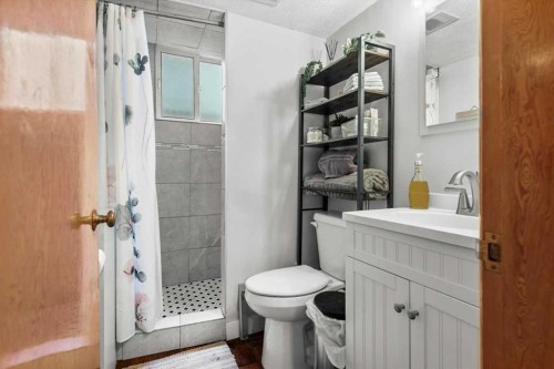 955 15 Avenue Ne, Calgary, AB - Indoor Photo Showing Bathroom