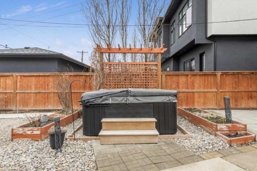 955 15 Avenue Ne, Calgary, AB - Outdoor