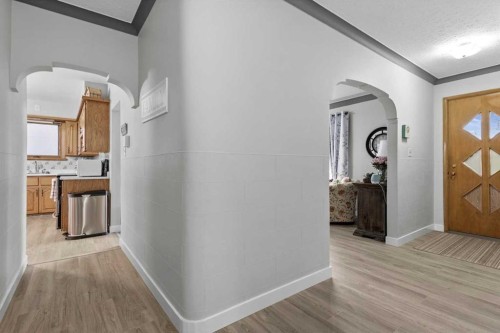 955 15 Avenue Ne, Calgary, AB - Indoor Photo Showing Other Room