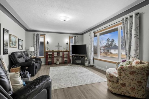 955 15 Avenue Ne, Calgary, AB - Indoor Photo Showing Living Room