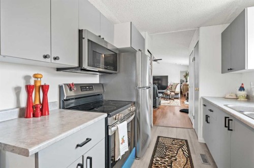 2 Westmount Drive, Cayley, AB - Indoor Photo Showing Kitchen With Upgraded Kitchen