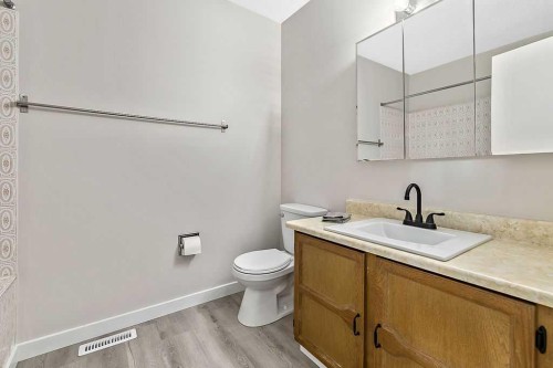 129 Berwick Drive Nw, Calgary, AB - Indoor Photo Showing Bathroom