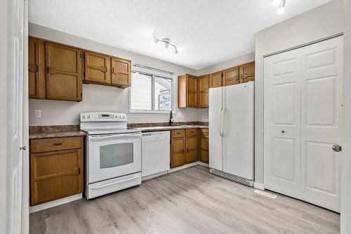 129 Berwick Drive Nw, Calgary, AB - Indoor Photo Showing Kitchen