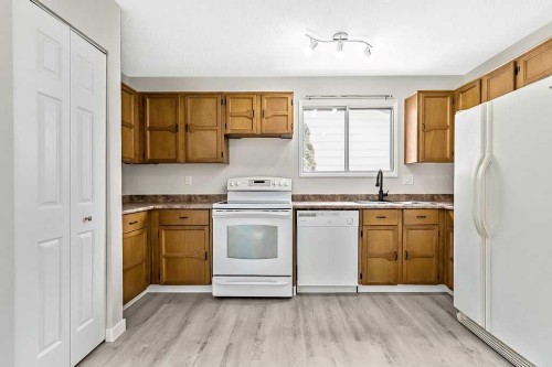 129 Berwick Drive Nw, Calgary, AB - Indoor Photo Showing Kitchen