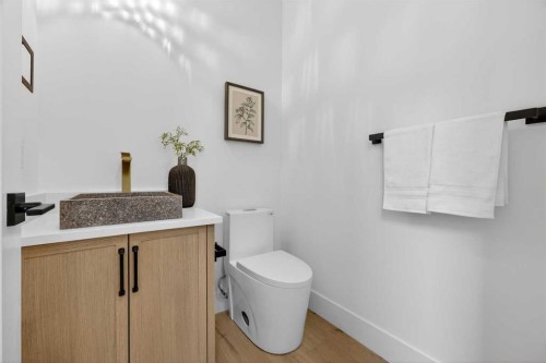 1011 18 Avenue Nw, Calgary, AB - Indoor Photo Showing Bathroom