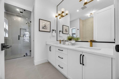 1011 18 Avenue Nw, Calgary, AB - Indoor Photo Showing Bathroom