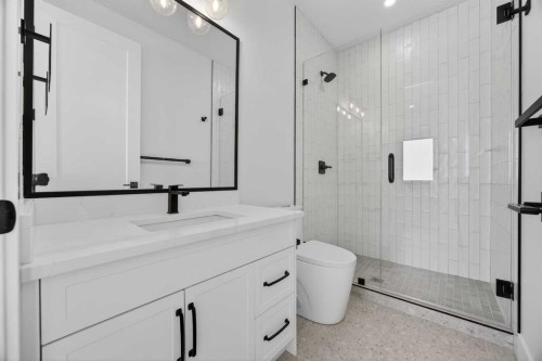 1011 18 Avenue Nw, Calgary, AB - Indoor Photo Showing Bathroom