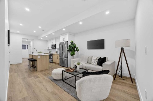 1011 18 Avenue Nw, Calgary, AB - Indoor Photo Showing Living Room