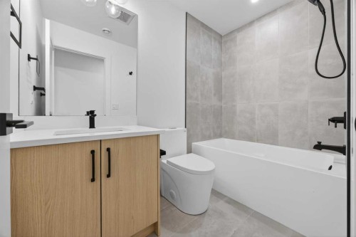 1011 18 Avenue Nw, Calgary, AB - Indoor Photo Showing Bathroom