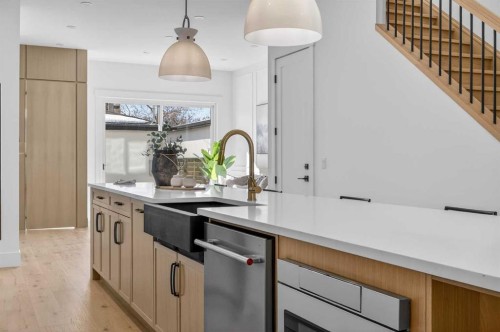 1011 18 Avenue Nw, Calgary, AB - Indoor Photo Showing Kitchen With Upgraded Kitchen
