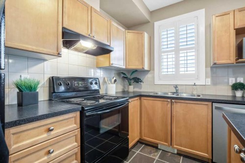 15-27 Springborough Boulevard Sw, Calgary, AB - Indoor Photo Showing Kitchen With Double Sink