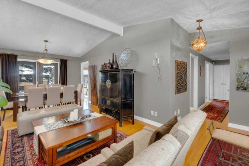 6019 Lakeview Drive Sw, Calgary, AB - Indoor Photo Showing Living Room