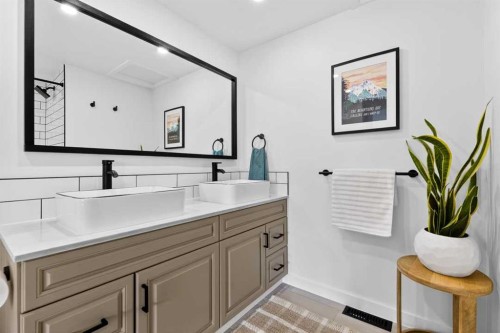 77 Point Drive Nw, Calgary, AB - Indoor Photo Showing Bathroom