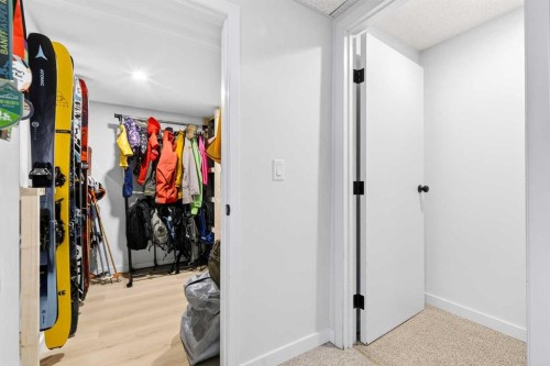77 Point Drive Nw, Calgary, AB - Indoor Photo Showing Other Room