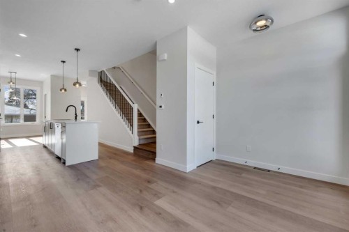 4307 30 Avenue Sw, Calgary, AB - Indoor Photo Showing Other Room