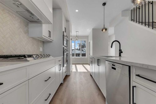 4307 30 Avenue Sw, Calgary, AB - Indoor Photo Showing Kitchen With Upgraded Kitchen