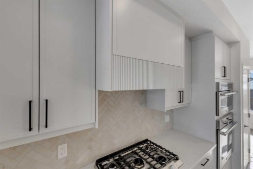 4307 30 Avenue Sw, Calgary, AB - Indoor Photo Showing Kitchen