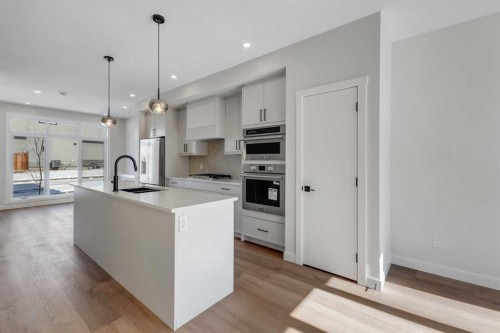 4307 30 Avenue Sw, Calgary, AB - Indoor Photo Showing Kitchen With Upgraded Kitchen