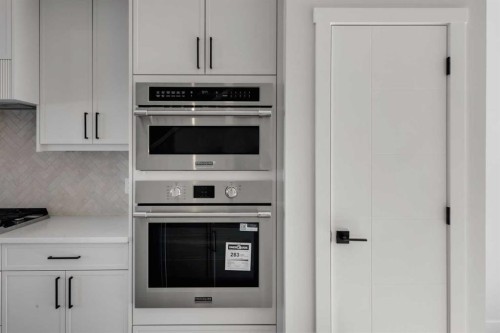 4307 30 Avenue Sw, Calgary, AB - Indoor Photo Showing Kitchen
