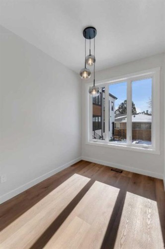 4307 30 Avenue Sw, Calgary, AB - Indoor Photo Showing Living Room