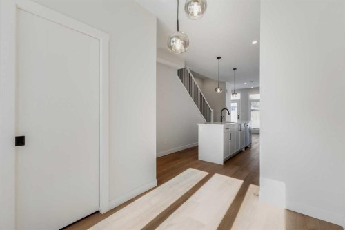 4307 30 Avenue Sw, Calgary, AB - Indoor Photo Showing Other Room