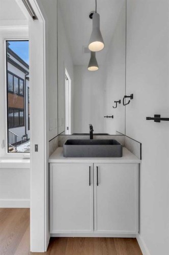 4307 30 Avenue Sw, Calgary, AB - Indoor Photo Showing Laundry Room