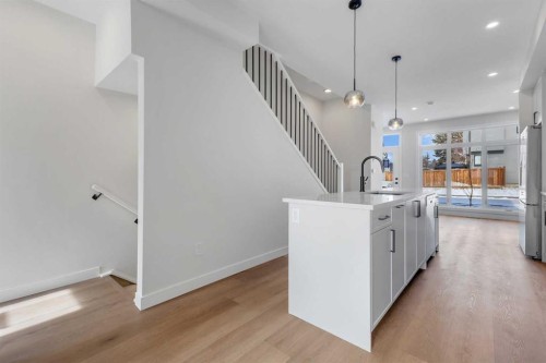 4307 30 Avenue Sw, Calgary, AB - Indoor Photo Showing Kitchen