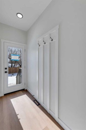 4307 30 Avenue Sw, Calgary, AB - Indoor Photo Showing Other Room