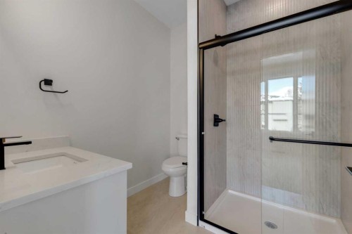 4307 30 Avenue Sw, Calgary, AB - Indoor Photo Showing Bathroom