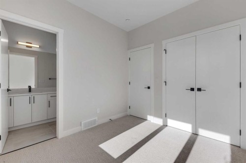 4307 30 Avenue Sw, Calgary, AB - Indoor Photo Showing Other Room