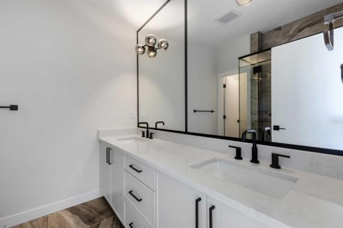 4307 30 Avenue Sw, Calgary, AB - Indoor Photo Showing Bathroom
