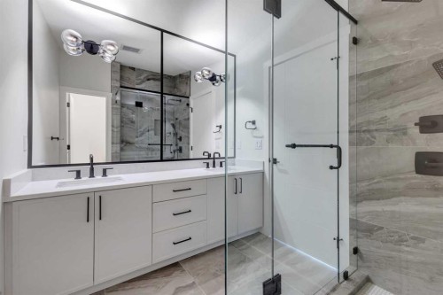 4307 30 Avenue Sw, Calgary, AB - Indoor Photo Showing Bathroom