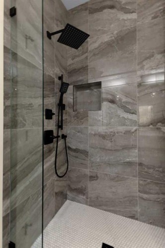 4307 30 Avenue Sw, Calgary, AB - Indoor Photo Showing Bathroom