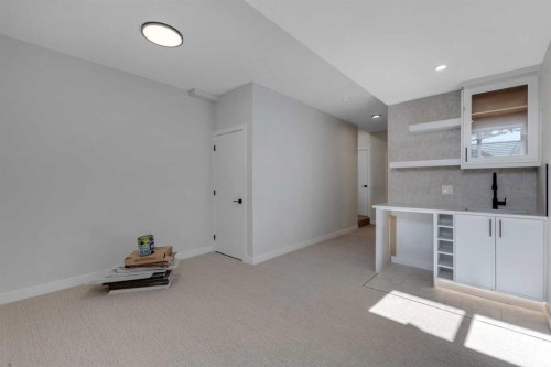 4307 30 Avenue Sw, Calgary, AB - Indoor Photo Showing Other Room