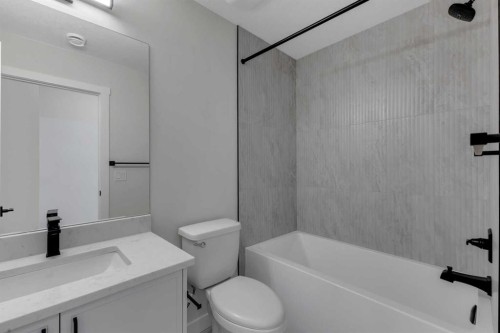 4307 30 Avenue Sw, Calgary, AB - Indoor Photo Showing Bathroom