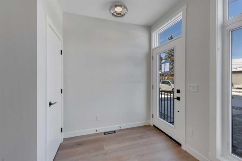 4307 30 Avenue Sw, Calgary, AB - Indoor Photo Showing Other Room