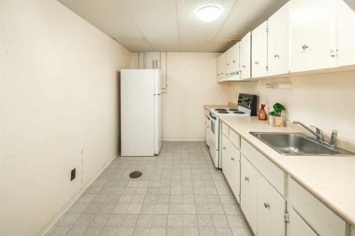 20 Bernard Way Nw, Calgary, AB - Indoor Photo Showing Kitchen