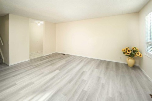 20 Bernard Way Nw, Calgary, AB - Indoor Photo Showing Other Room