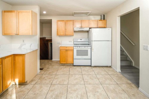 20 Bernard Way Nw, Calgary, AB - Indoor Photo Showing Kitchen