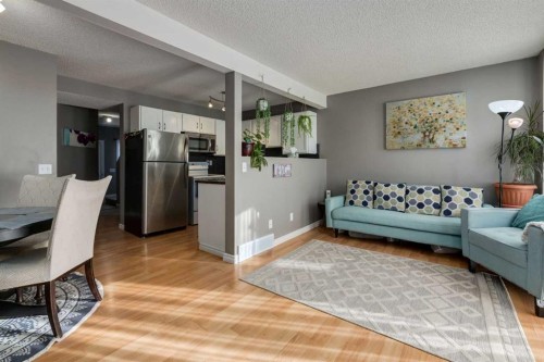 41 Harvest Glen Heights Ne, Calgary, AB - Indoor Photo Showing Living Room